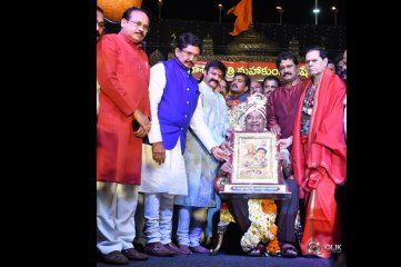Balayya and Subbarami Reddy facilitate Kaikala Satyanarayana Photos